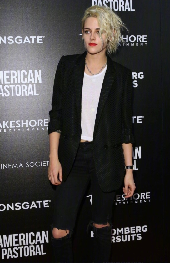 欧美美女明星Kristen Stewart黑色西服出席活动图片 3