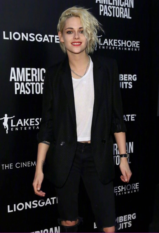 欧美美女明星Kristen Stewart黑色西服出席活动图片 4