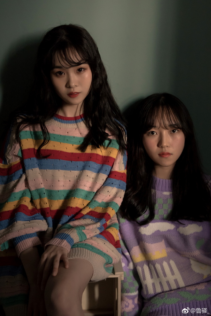 清纯美女姐妹花彩色毛衣闺蜜写真图片 5
