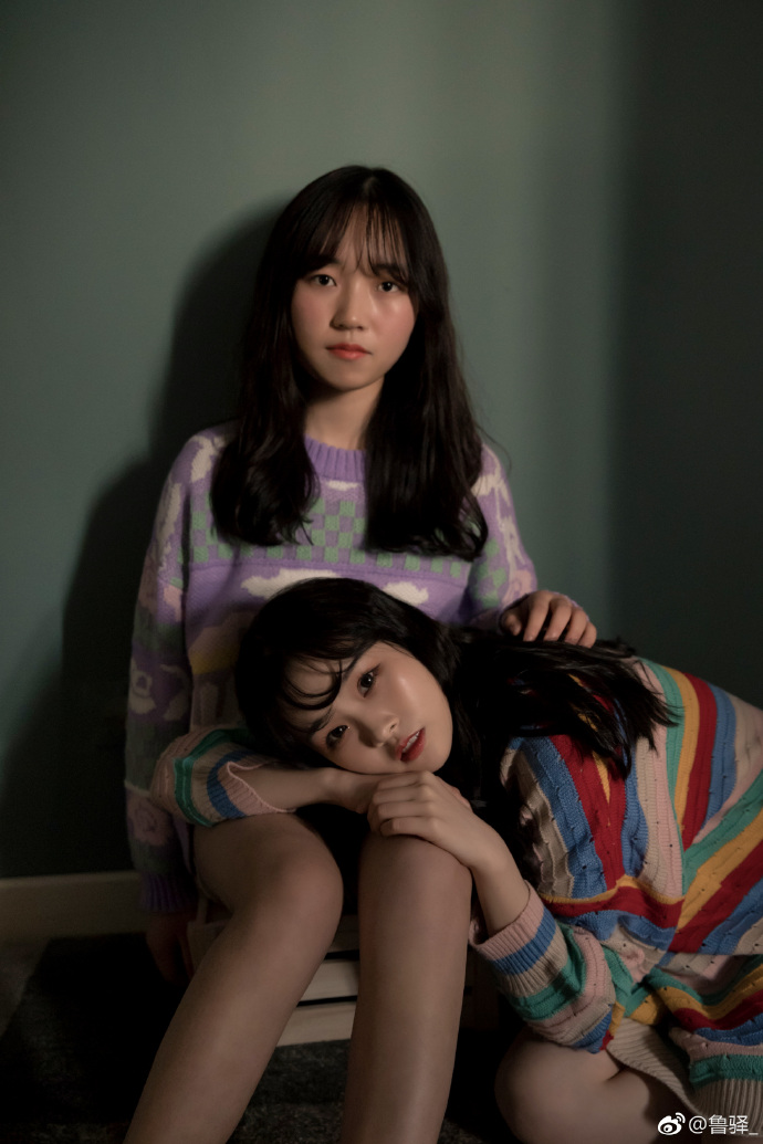 清纯美女姐妹花彩色毛衣闺蜜写真图片 7