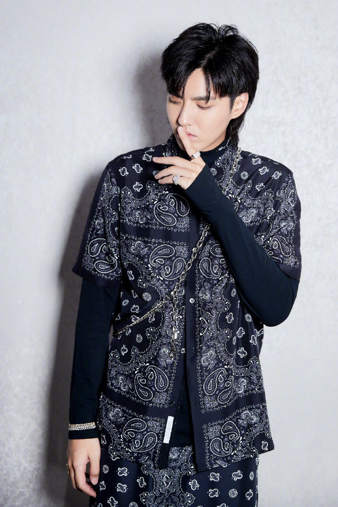 小鲜肉吴亦凡穿Alexander Wang 2019春夏系列印花套装 4