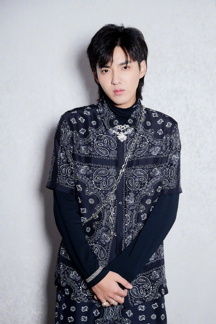 小鲜肉吴亦凡穿Alexander Wang 2019春夏系列印花套装 6