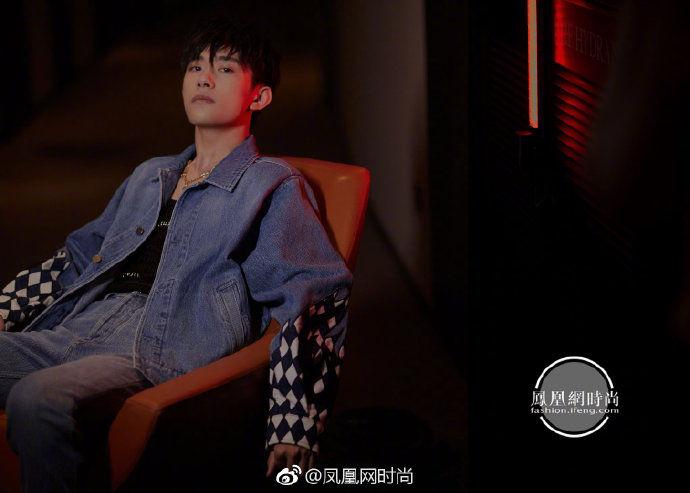 短发少年TFBOYS易烊千玺身着RobertoCavalli牛仔套装亮 2