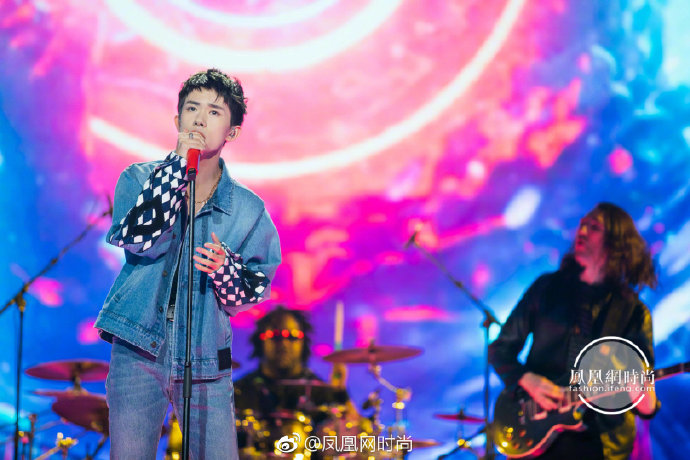 短发少年TFBOYS易烊千玺身着RobertoCavalli牛仔套装亮 4