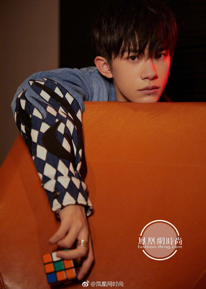短发少年TFBOYS易烊千玺身着RobertoCavalli牛仔套装亮 6