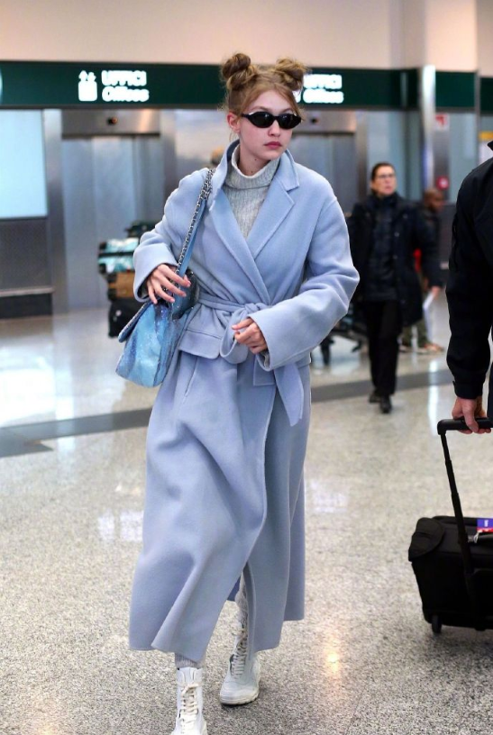 欧美美女明星Gigi Hadid蓝色大衣到达米兰图片 3