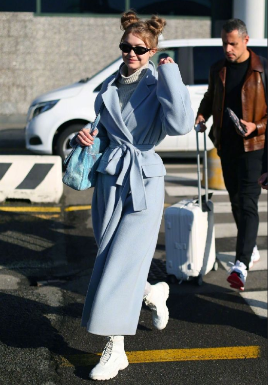 欧美美女明星Gigi Hadid蓝色大衣到达米兰图片 6