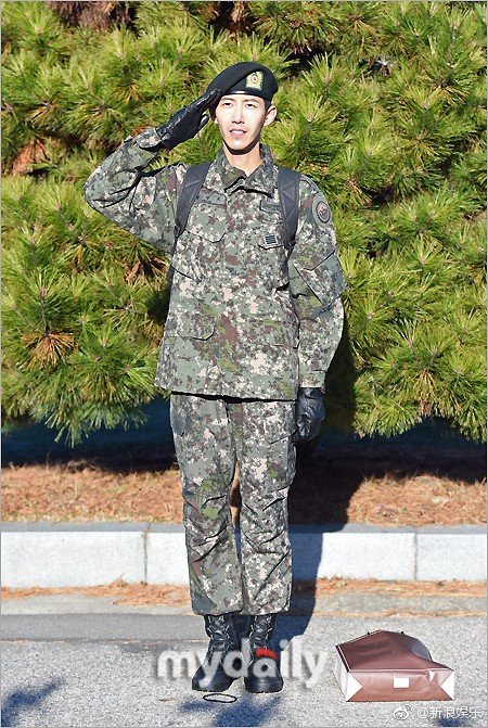韩国歌手帝国之子成员黄光熙退伍图片 3
