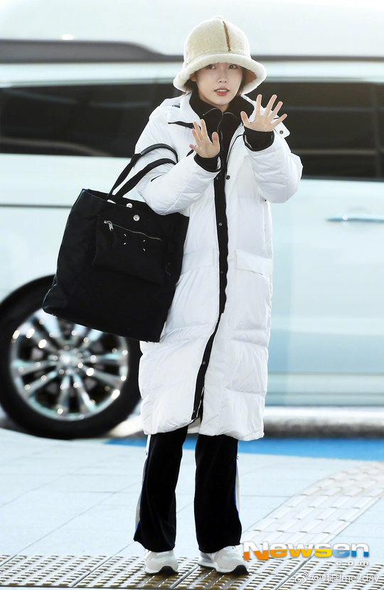 韩国美女歌手李知恩IU羽绒服可爱图片 2