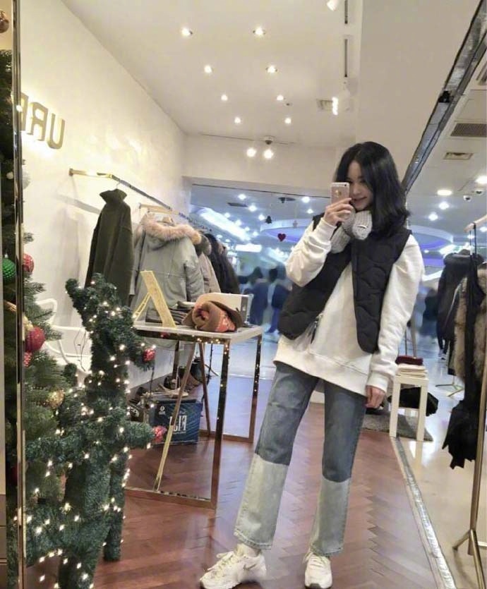 中分自然黑中长发美女自拍图片