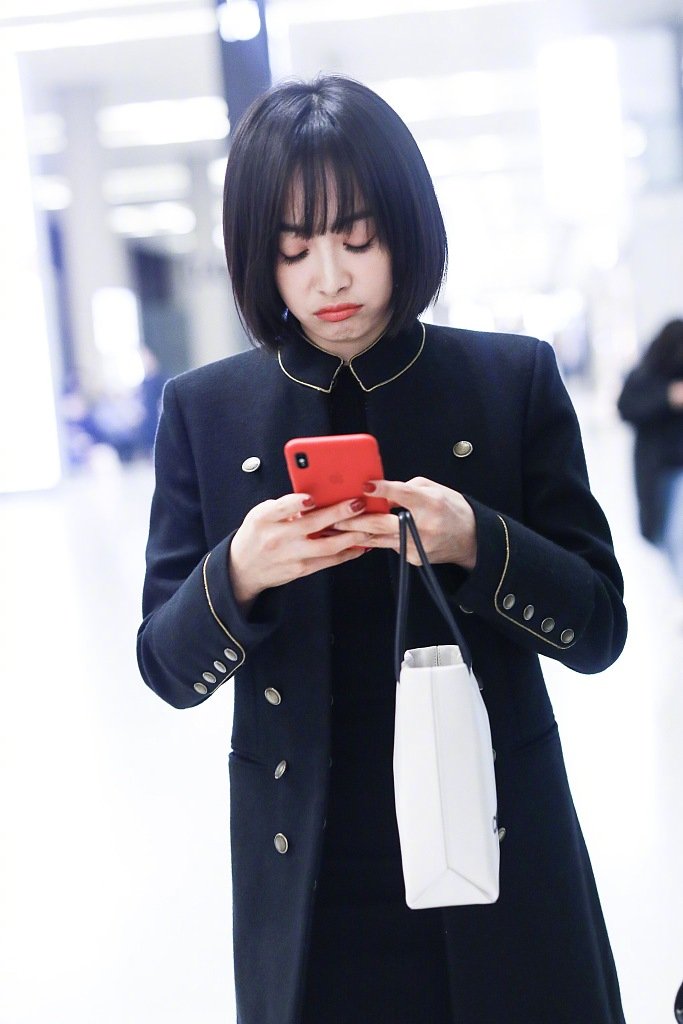 山东美女明星宋茜长款大衣搭配可爱的短发现身 2