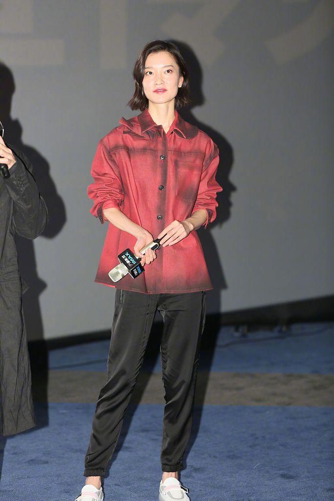 国际超模冰山美人杜鹃出席电影《天气预爆》深 2