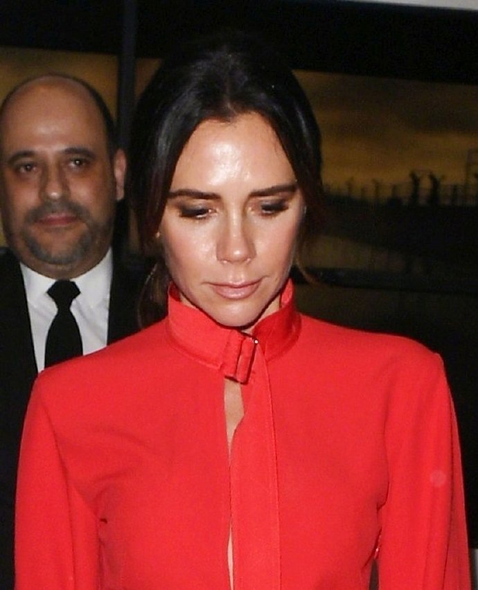 欧美美女明星Victoria Beckham红裙美艳动人现身伦敦 4