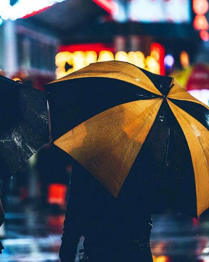 大雪纷飞的城市夜景图片