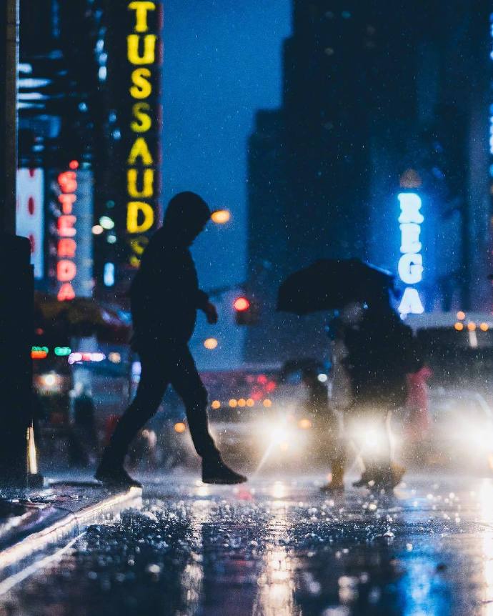 大雪纷飞的城市夜景图片 2