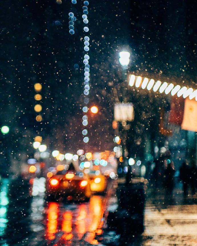 大雪纷飞的城市夜景图片 6