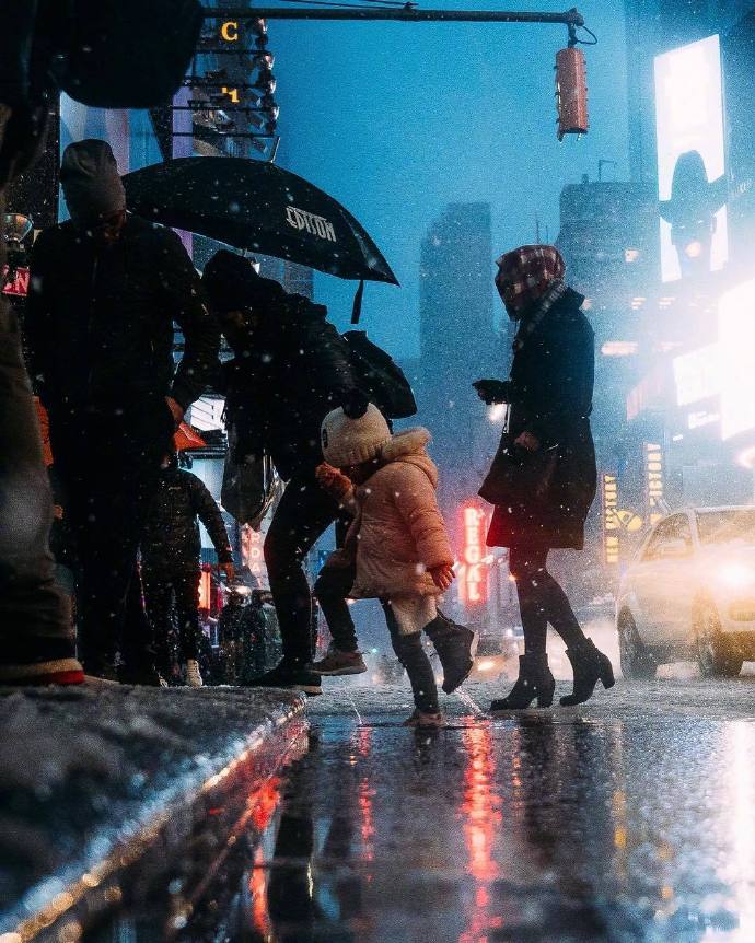 大雪纷飞的城市夜景图片 7