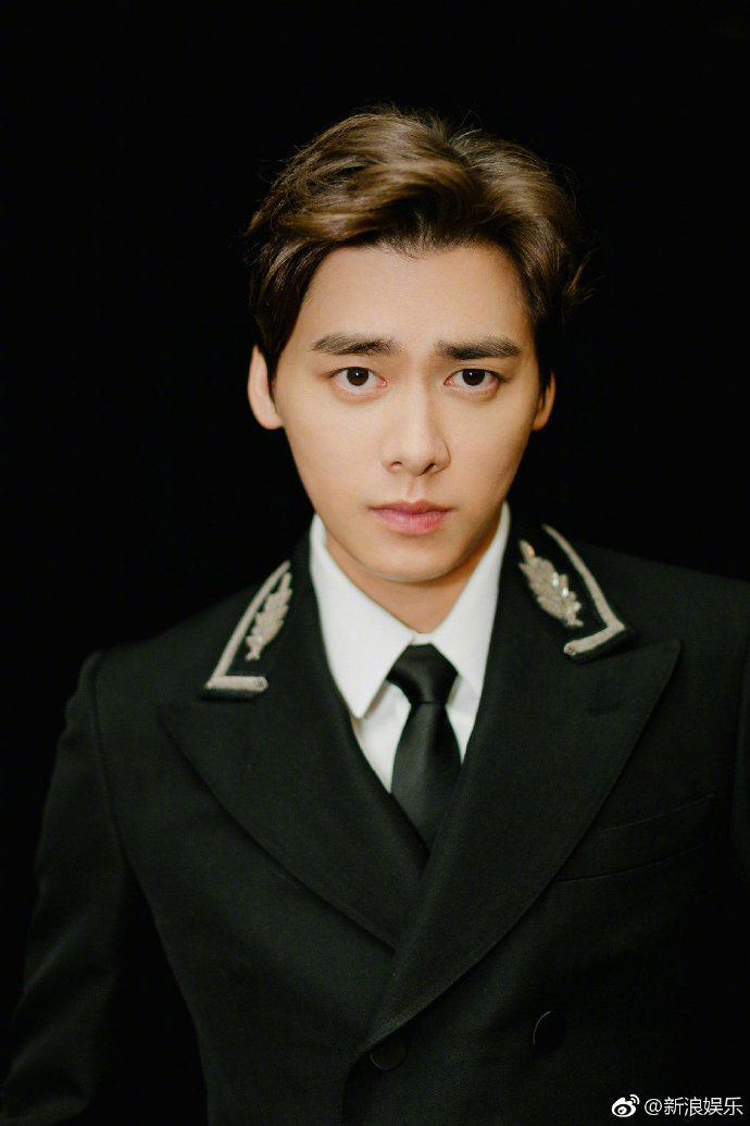 中国男明星李易峰小时候全家福图片 2