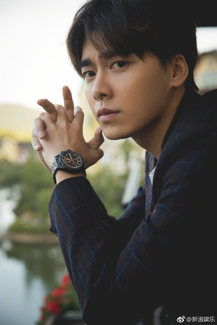 中国男明星李易峰小时候全家福图片 5