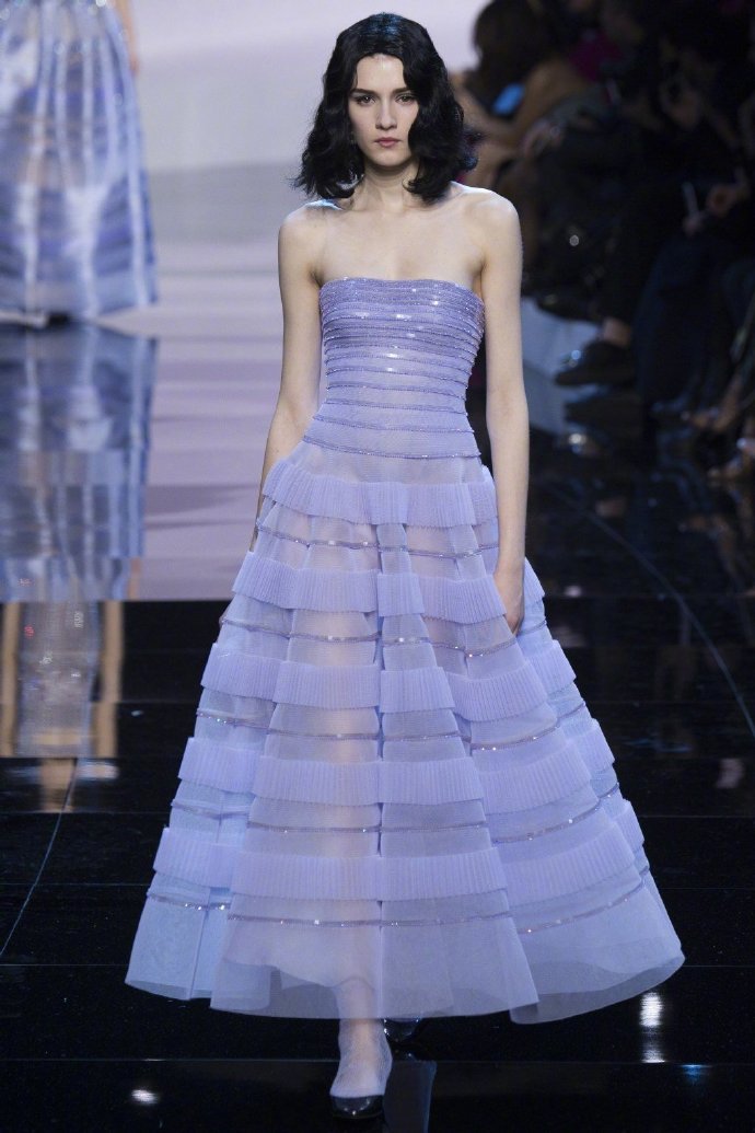 Armani Priv&eacute;紫霞仙子紫色礼服图片