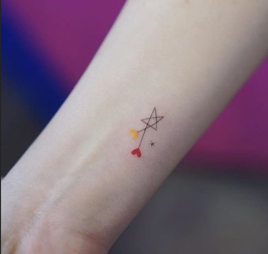 在不太显眼的地方纹一个不太显眼的彩色小纹身