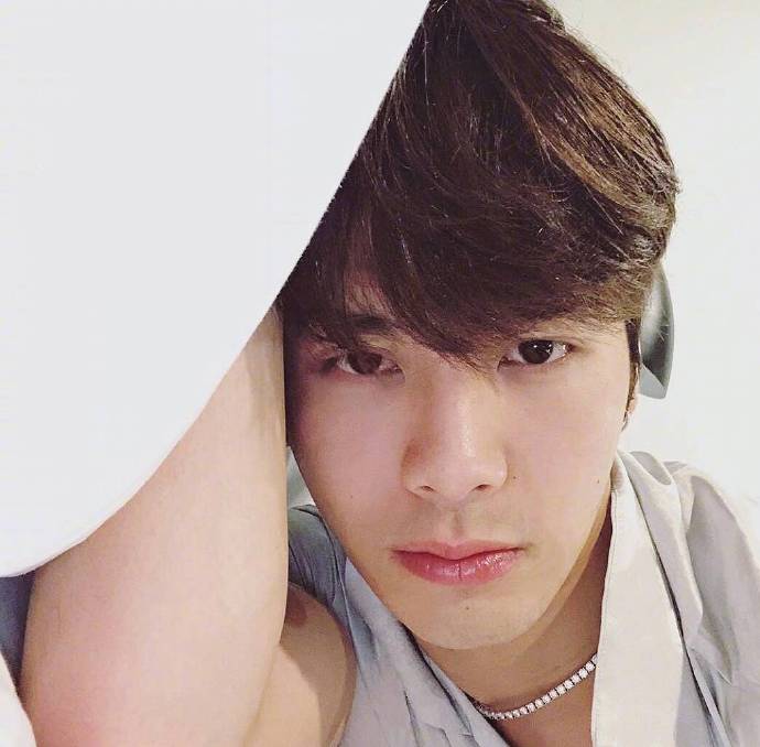 香港男明星王嘉尔的生活照也是很帅 9