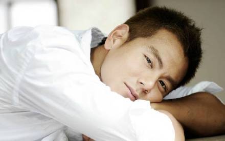 台湾男明星彭于晏短发写真痞帅的白衣少年 7