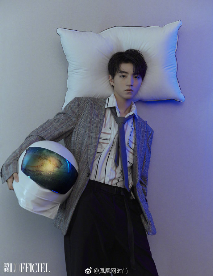 阳光少年男明星TFBOYS-王俊凯《时装》2019开年刊大 9