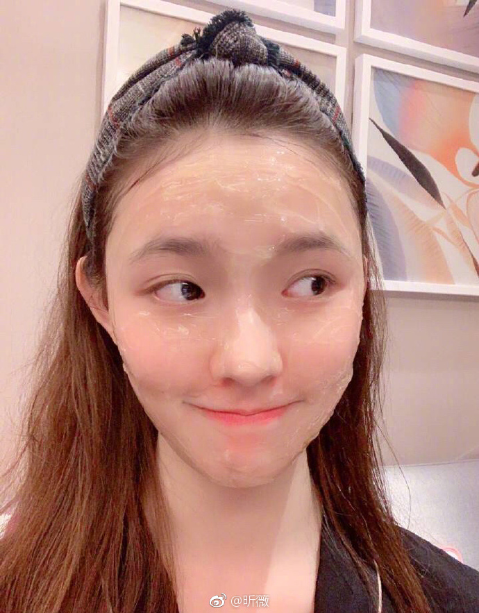 星女郎林允晒少女自拍照回应脸型变化 2