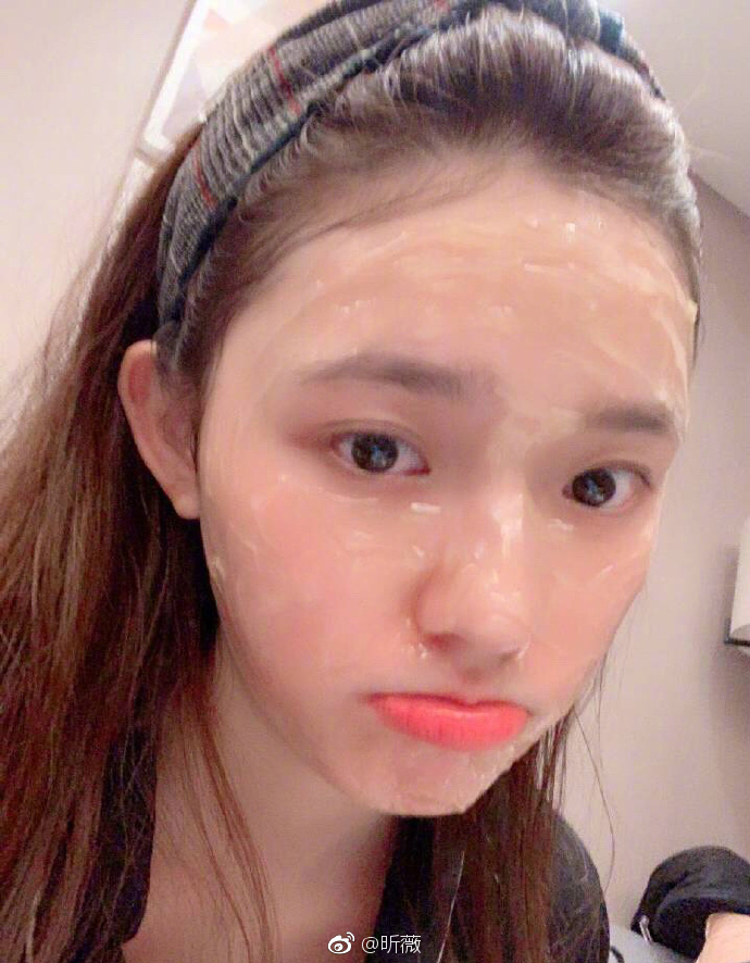 星女郎林允晒少女自拍照回应脸型变化 3