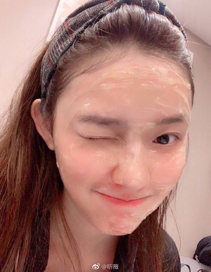 星女郎林允晒少女自拍照回应脸型变化 4