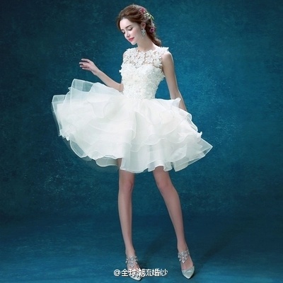 俏皮又不失性感的短款小婚纱图片 8