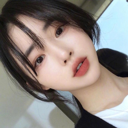 肤白貌美的00后美少女自拍照 2