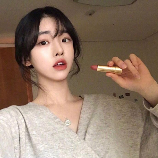 肤白貌美的00后美少女自拍照 3