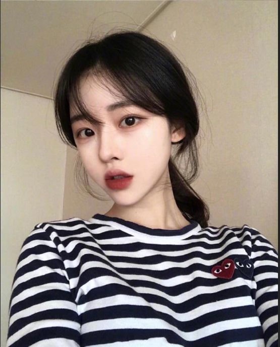 肤白貌美的00后美少女自拍照 4