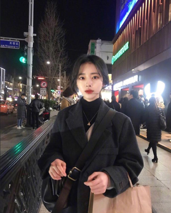 肤白貌美的00后美少女自拍照 5