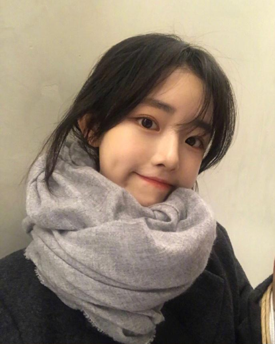 肤白貌美的00后美少女自拍照 8