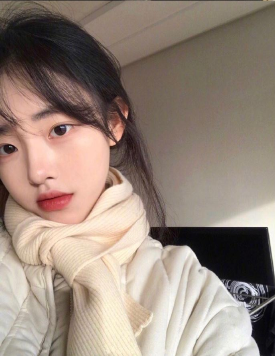 肤白貌美的00后美少女自拍照 9