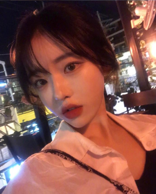 肤白貌美的00后美少女自拍照 12