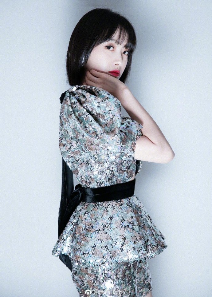 青岛美女明星宋茜银色亮片装闪亮图片 2