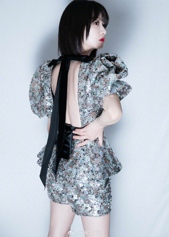 青岛美女明星宋茜银色亮片装闪亮图片 3