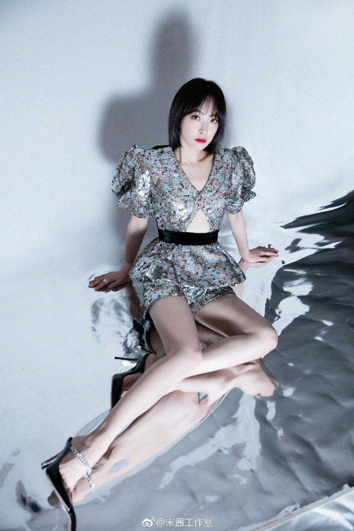 青岛美女明星宋茜银色亮片装闪亮图片 4