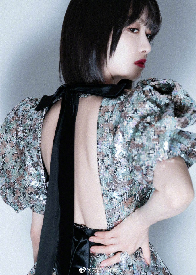 青岛美女明星宋茜银色亮片装闪亮图片 5