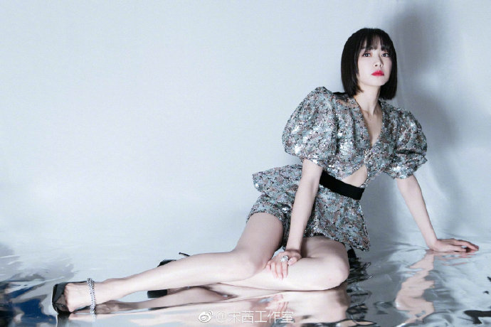 青岛美女明星宋茜银色亮片装闪亮图片 6
