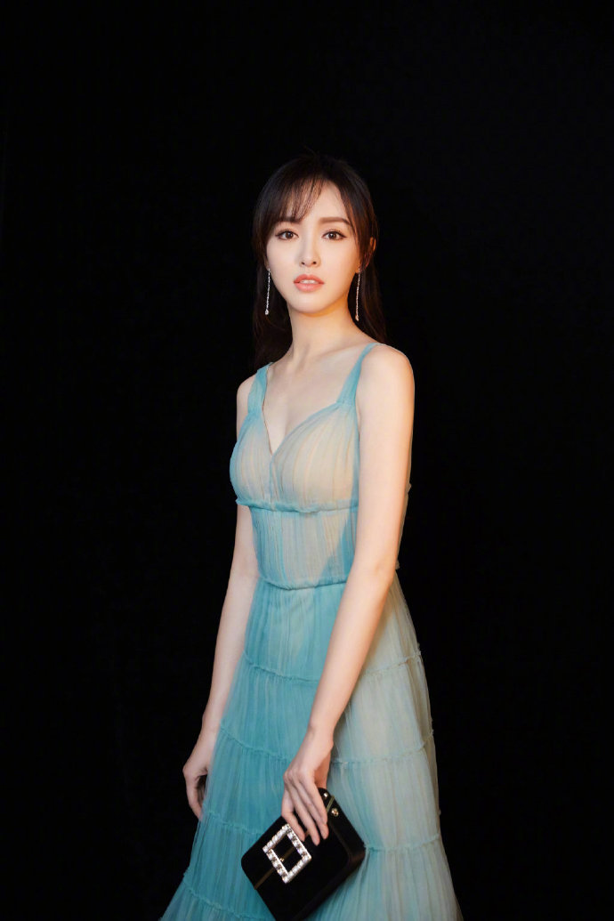 上海美女明星唐嫣薄荷色礼服美图 2
