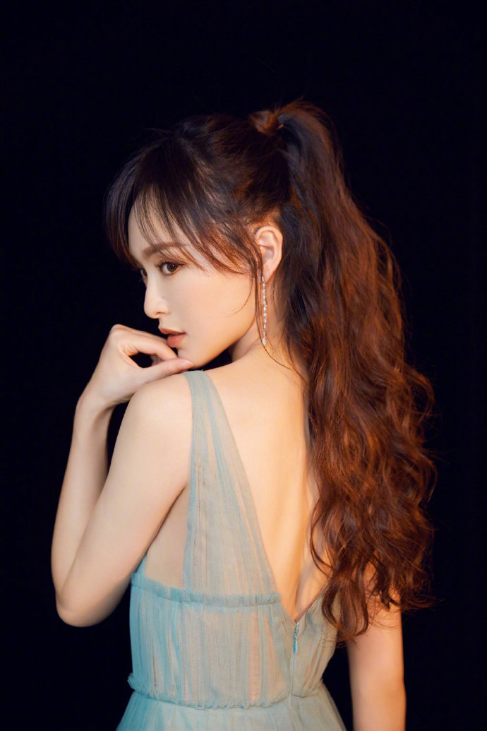 上海美女明星唐嫣薄荷色礼服美图 6