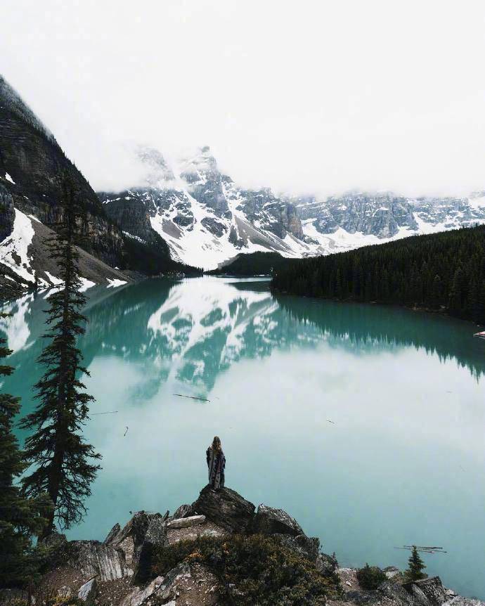 加拿大班夫国家公园的梦莲湖Moraine Lake风景图片