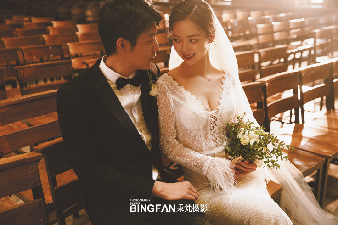 教堂里拍摄的婚纱照图片 2