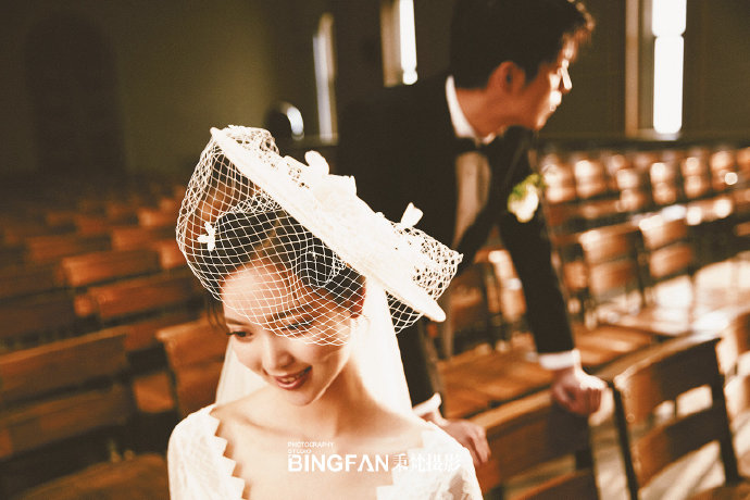 教堂里拍摄的婚纱照图片 5