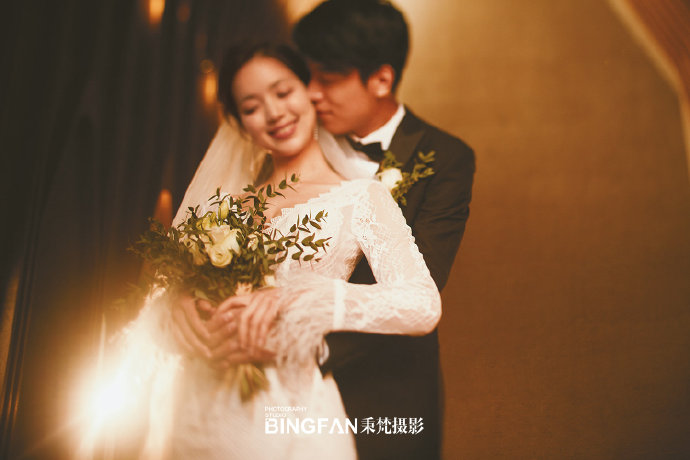 教堂里拍摄的婚纱照图片 7